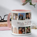 Taza Sé mi empleada de Collage de fotos de honor<br><div class="desc">Trato de boda atento con un tazón de regalo con 14 fotos para que las reemplace con las suyas,  el texto "¿Serás mi sirvienta de honor?" con un tipo de letra de escritura elegante y rosa claro,  y una propuesta personalizada.</div>