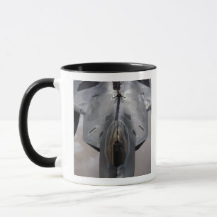 Taza Se reaprovisiona de combustible un rapaz de la
