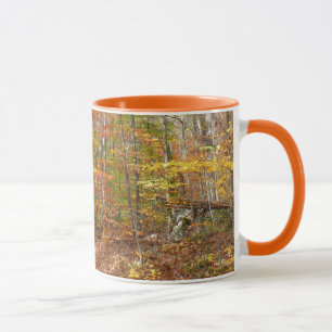 Taza Sendero de otoño con luz solar moteada en Laurel H