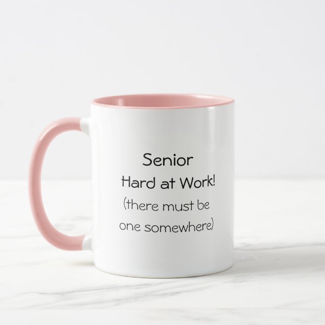 Taza Senior en el trabajo Gracioso Coffee Mug (Izquierda)