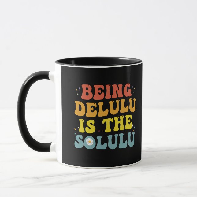 Taza Ser Delulu es el gracioso Groovy GenZ Retro Solulu (Izquierda)