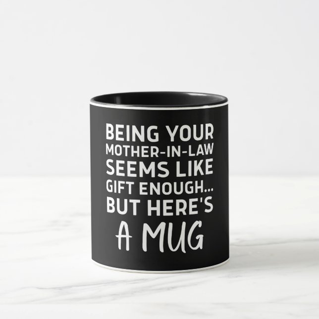 Taza Ser tu suegra parece un regalo suficiente (Centro)