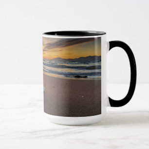 Taza Shell en la playa en la isla de la puesta del sol