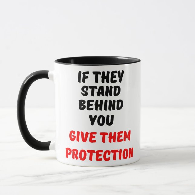 TAZA SI ESTÁN DETRÁS DE TI, DÉLES PROTECCIÓN. (Izquierda)