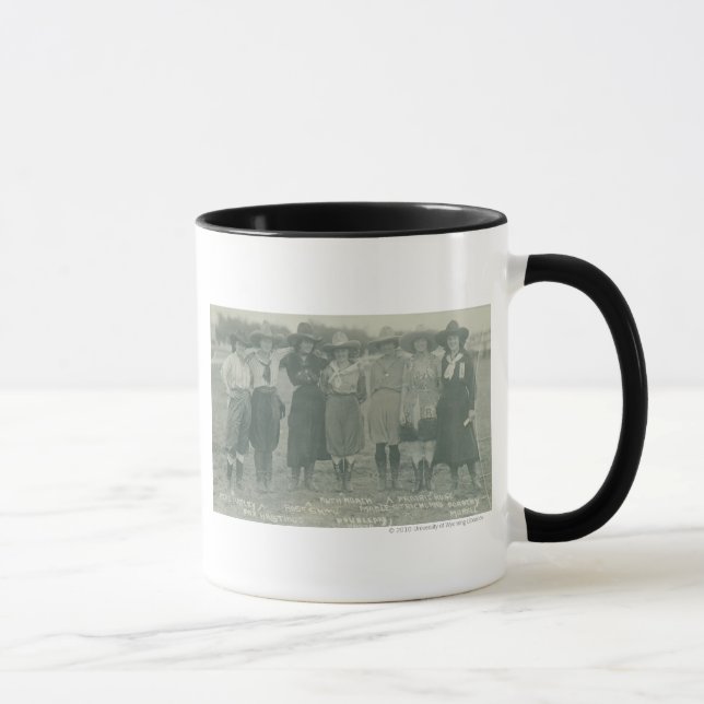 Taza Siete vaqueras del rodeo que presentan para una (Derecha)