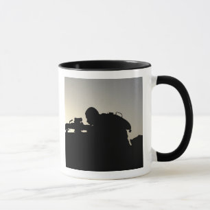 Taza Silueta de un artillero del arma automática del