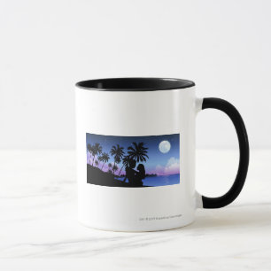Taza Silueta de un par que abraza en la playa