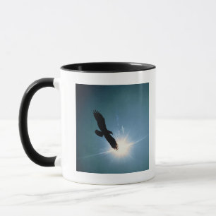 Taza Silueta del vuelo del águila calva en cielo