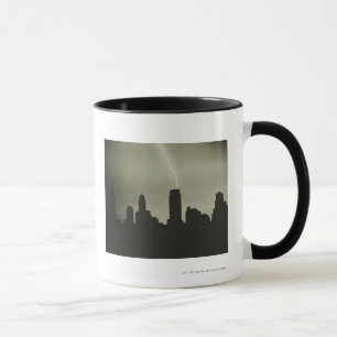 Taza Siluetas de rascacielos y del relámpago en cielo