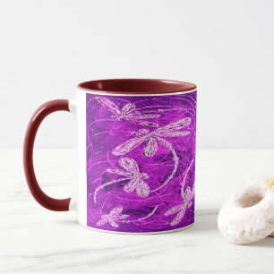 Taza Silvery Dragonflies en el cielo mágico de Magenta