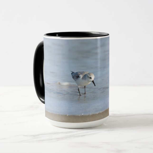 Taza Single Sandpiper walking on beach  (Anverso izquierdo)