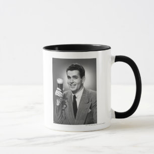 Taza Sirva sostener el vidrio de cerveza en el estudio
