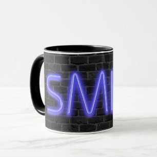 Taza SMILE texto en neón iluminado en ladrillo