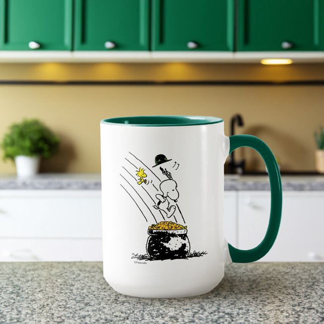 Taza Snoopy saltando a la olla de oro (Mug on counter)