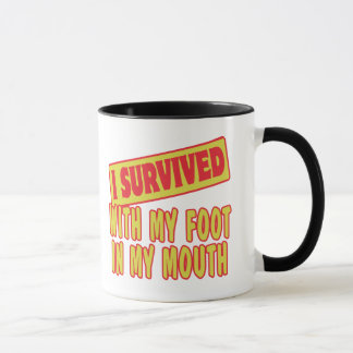 TAZA SOBREVIVÍ CON MI PIE EN MI BOCA