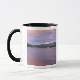 Taza sol de medianoche sobre el río MacKenzie, fuera de