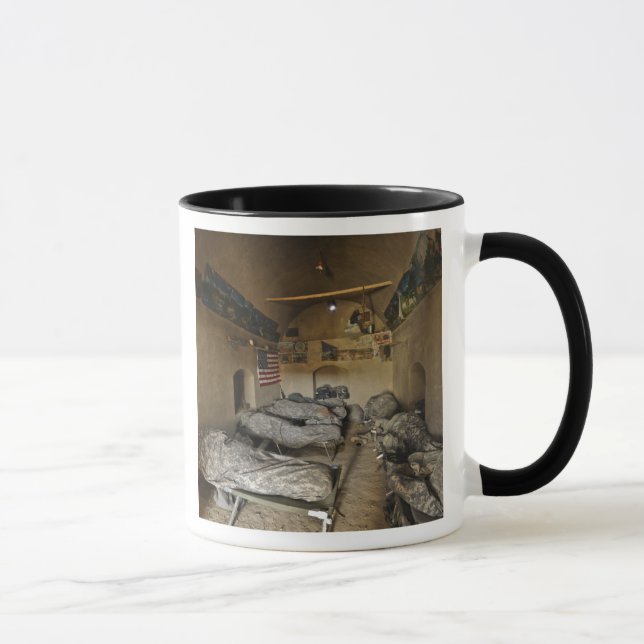 Taza Soldados estadounidenses duermen en una casa de ba (Derecha)