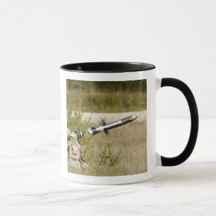 Taza soldados que encienden una jabalina FGM-148