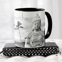 Taza Solo respira la foto en blanco negro del Buda de H