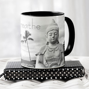 Taza Solo respira la foto en blanco negro del Buda de H