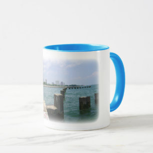 Taza Solo un día perezoso en el muelle