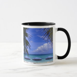 Taza sombrillas en la playa, St. Maarten, Caribe