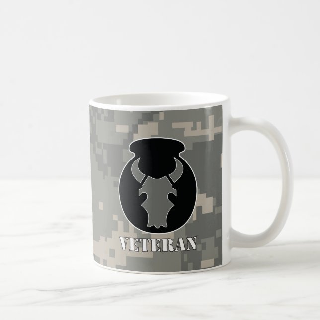 taza sometida ACU-mirada del veterano de Red Bull (Derecha)