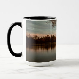 Taza Sometió una puesta del sol en el río Sacramento