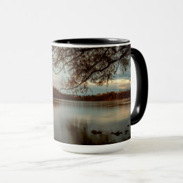 Taza Sometió una puesta del sol en el río Sacramento