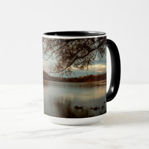 Taza Sometió una puesta del sol en el río Sacramento