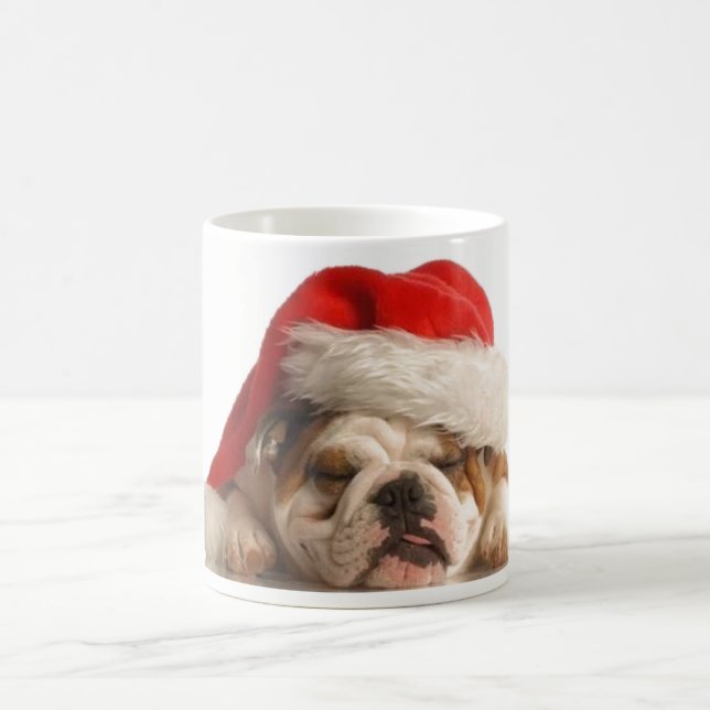 Taza soñolienta del bulldog del navidad (Centro)