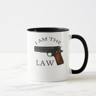Taza Soy la ley con una pistola de mano