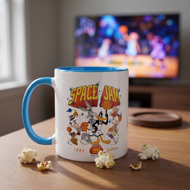 Taza SPACE JAM™ TUNE SQUAD™ 1996 Gráfico (Simulated mug on table)