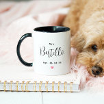 Taza Sra. Boda de Apellidos de Guión Negro Personalizad<br><div class="desc">La personalizado Mrs. coffee mug para ella presenta un texto moderno de escritura negra que puede ser personalizado con el apellido de la recién casada novia y la fecha de boda establecida. Incluye un acento cardíaco rosado lindo. Hace un regalo especial para la recién casada señora!</div>