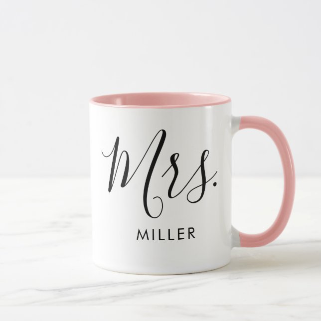Taza Sra. Modern Elegant Script Monogram Boda (Derecha)