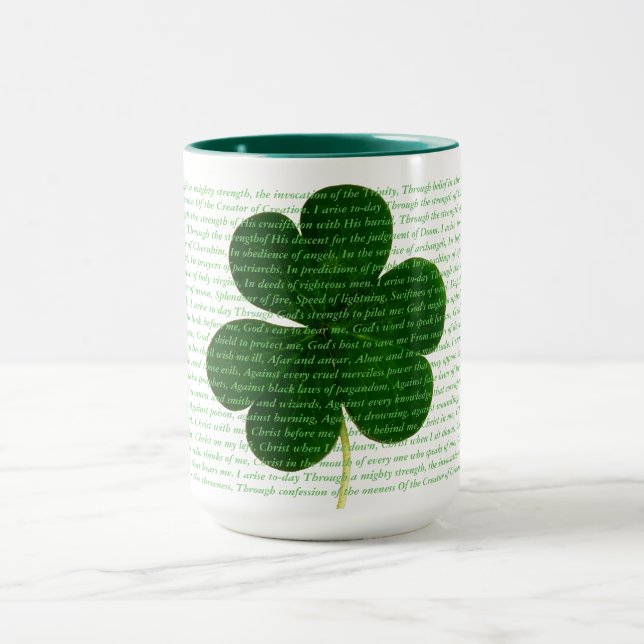 Taza St. Patrick Hymn, el poema de Shamrock en el grito (Centro)