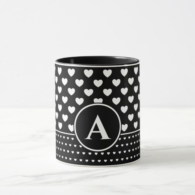 Taza Stylish Black And White Hearts - Custom Monogram (Centro)