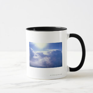 Taza Sun shinning a través de las nubes