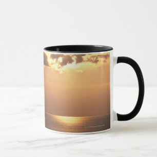 Taza Sun va abajo en el océano