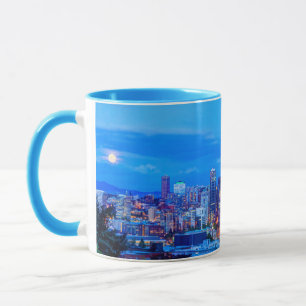 Taza Super Luna saliendo cerca del horizonte de Seattle
