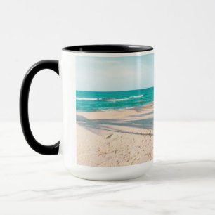 Taza Surf board en la playa tirando almohada