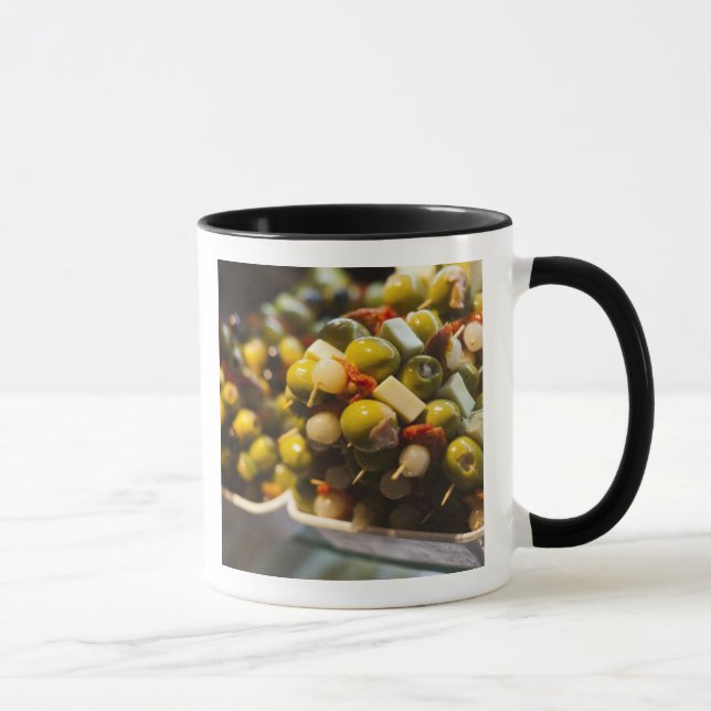 Taza Tapas hechas con aceitunas rellenas (Derecha)