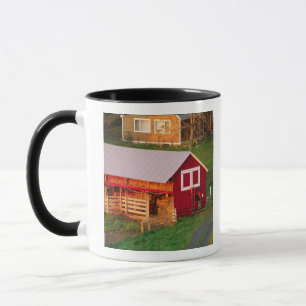 Taza Tareas matutinas en la granja. EE. UU., Vermont,