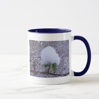 Taza Tasse Schneehäufchen auf hübscher Pflanze