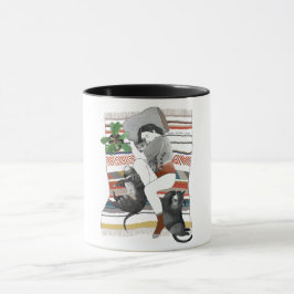 Taza Taza| El chica está con tres gatos y una planta
