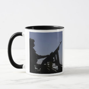 Taza Técnico que sirve una ametralladora M240 en Iraq