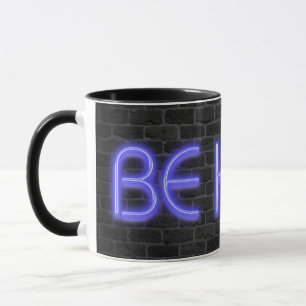 Taza Texto BE KIND en luces de neón en ladrillo