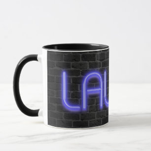 Taza Texto de LAUGH en luces de neón en ladrillo