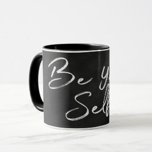 Taza texto "sé tu selfie" en pizarra negra