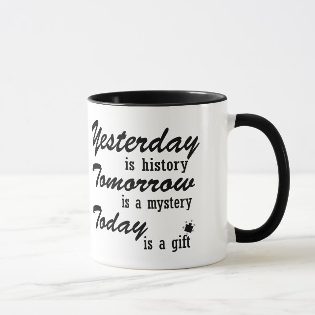 Taza “The Present Is a Gift” Mug – Minimalist Quote  (Derecha)